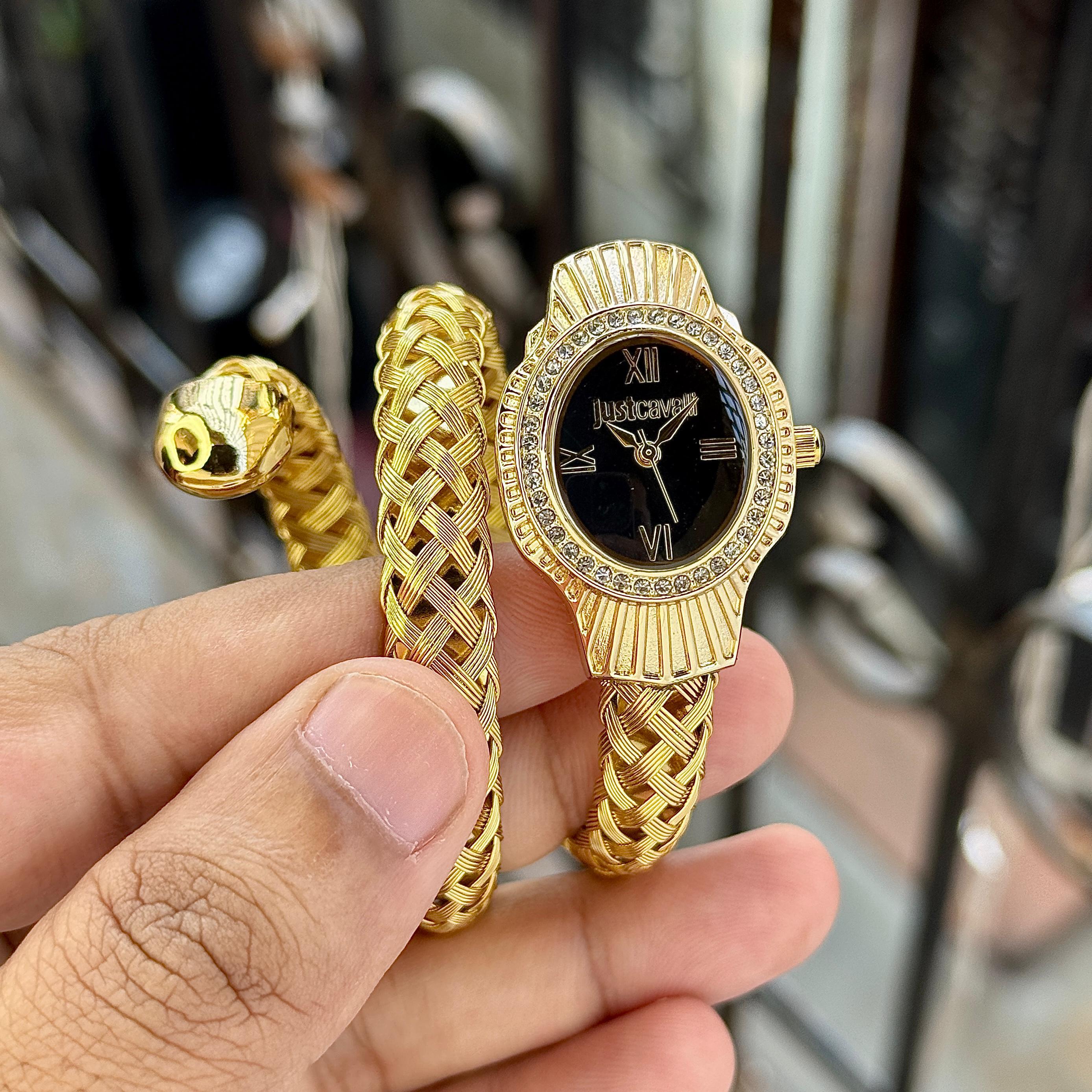 Luxury Twined Coil Watch for Women – Gold Strap & White Dial Luxury Twined Coil Watch for Women – Gold Strap & White Dial