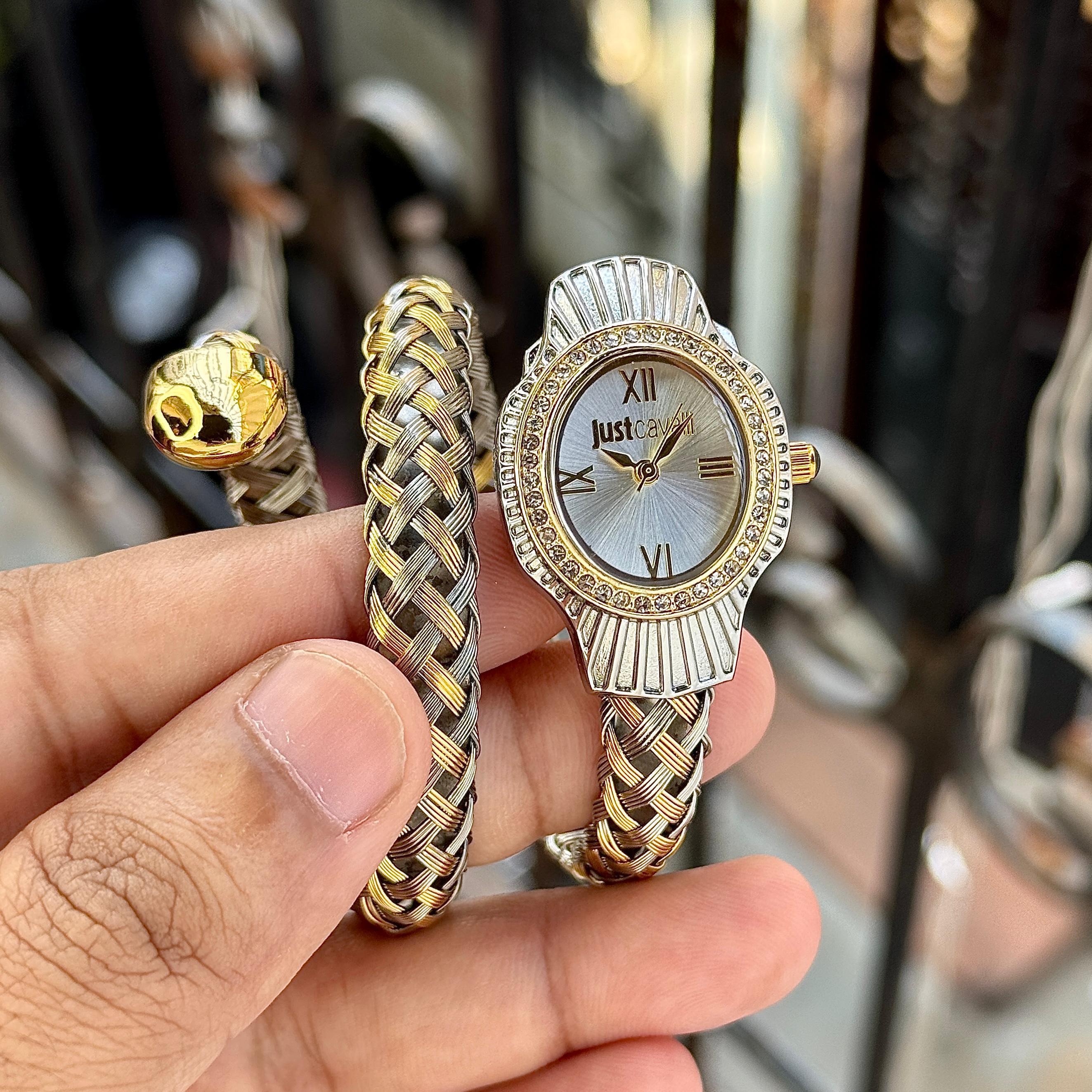 Luxury Twined Coil Watch for Women – Gold Strap & White Dial Luxury Twined Coil Watch for Women – Gold Strap & White Dial